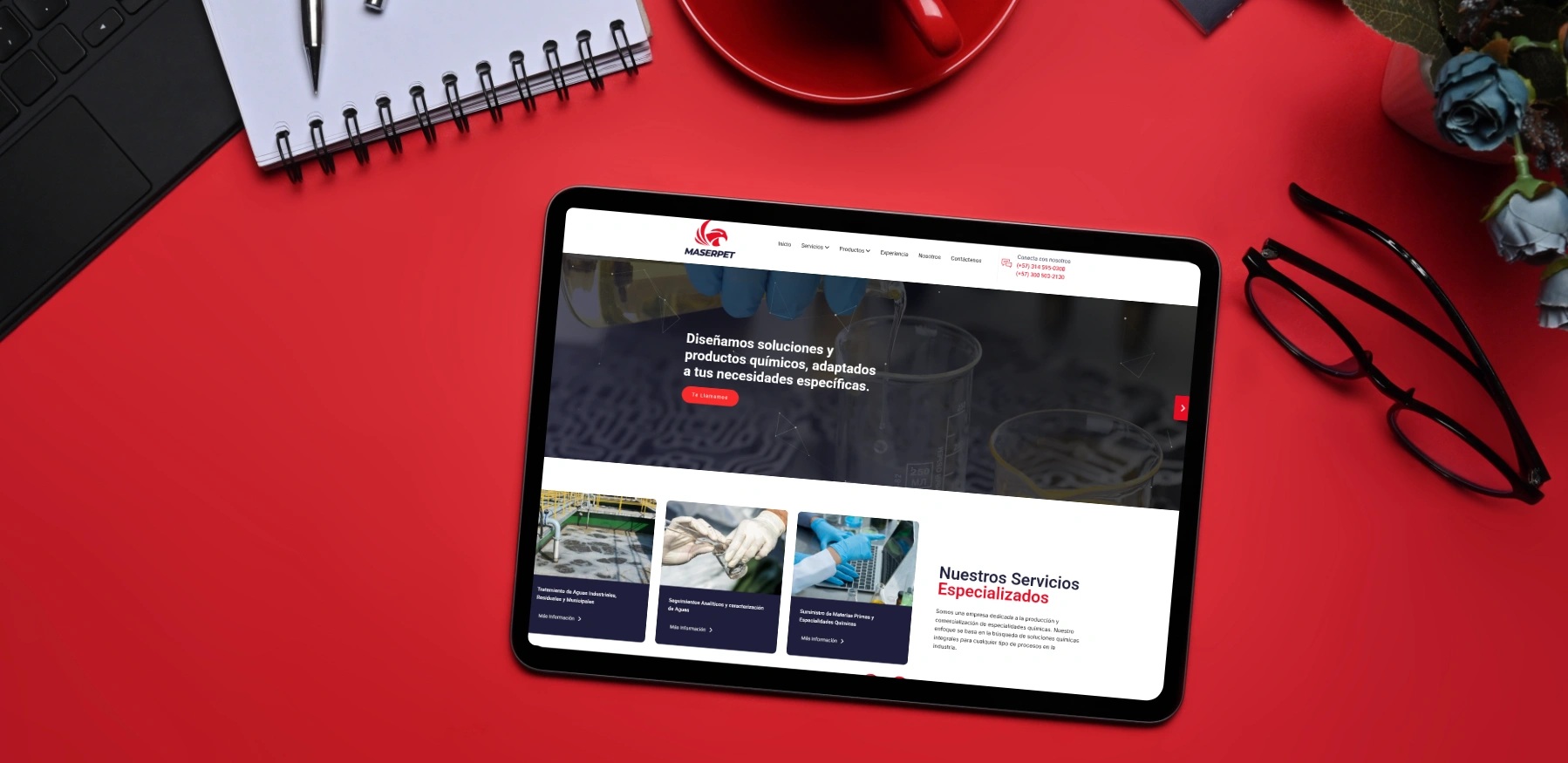 Sitio web de Maserpet en una tableta sobre un escritorio rojo